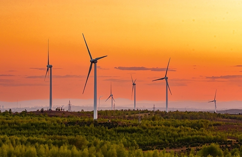 2023年5月23日清晨拍攝的內(nèi)蒙古興安盟烏蘭浩特市呼和馬場風(fēng)力光伏發(fā)電場內(nèi)的風(fēng)機。