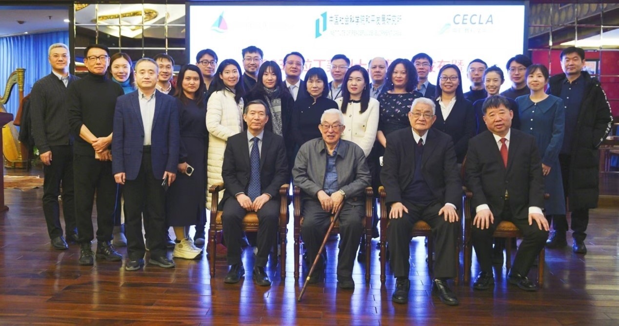 與會專家學(xué)者舉行合影。主辦方供圖