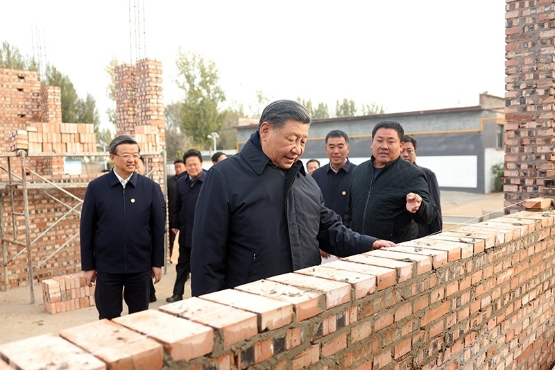 2023年11月10日，習(xí)近平總書記在河北保定涿州市刁窩鎮(zhèn)萬全莊村房屋重建施工現(xiàn)場考察。