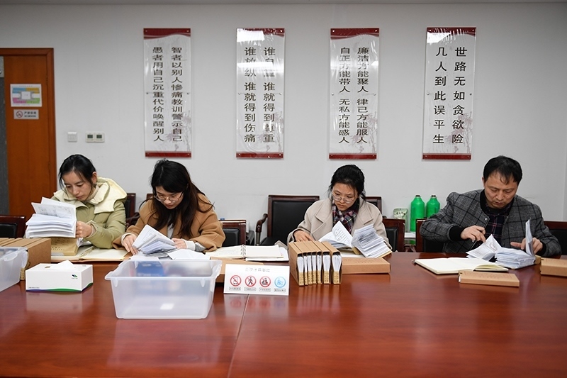 2020年1月8日，浙江寧波市北侖區(qū)紀(jì)委工作人員在檢查北侖區(qū)大數(shù)據(jù)發(fā)展管理中心2019年的公款消費票據(jù)，查找是否存在違規(guī)問題。