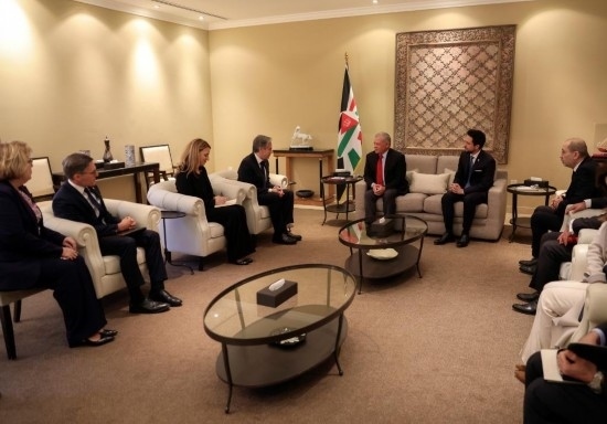 1月7日，約旦國王阿卜杜拉二世（中右）在安曼會(huì)見到訪的美國國務(wù)卿布林肯（中左）。新華社發(fā)（約旦王宮供圖）