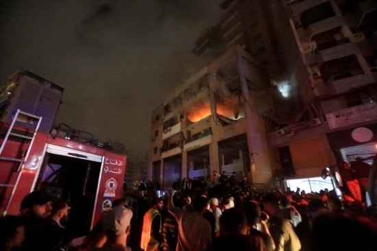 1月2日，人們聚集在黎巴嫩貝魯特南郊的以色列無人機(jī)襲擊現(xiàn)場(chǎng)。新華社發(fā)（比拉爾·賈維希攝）