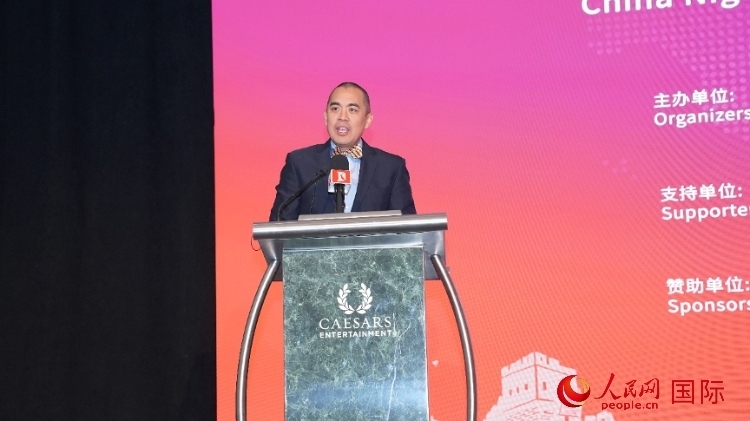 內(nèi)華達(dá)州副州長(zhǎng)辦公室幕僚長(zhǎng)魯?shù)稀づ撩鲌D安在論壇致辭。人民網(wǎng)記者 鄧圩攝