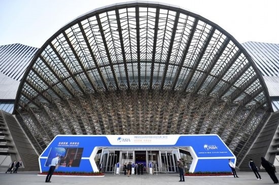 2023年10月30日，參會(huì)嘉賓步入長沙國際會(huì)議中心。當(dāng)日，以“全球發(fā)展 共享安全”為主題的博鰲亞洲論壇全球經(jīng)濟(jì)發(fā)展與安全論壇第二屆大會(huì)在湖南長沙開幕。新華社記者 陳振海 攝