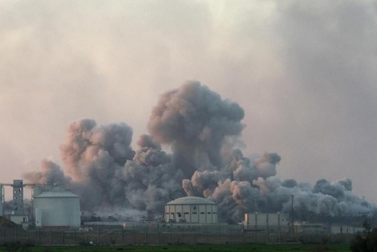  這是1月6日從加沙邊境以色列一側(cè)拍攝的加沙北部遭襲情況。新華社發(fā)（伊蘭·阿薩亞格攝/基尼圖片社）