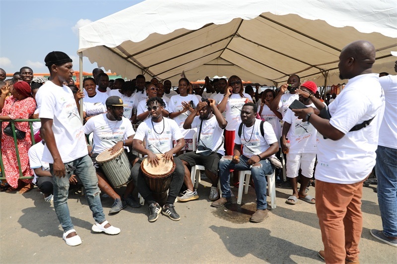 當?shù)孛癖姂c祝通車。中建國際中西非公司供圖。