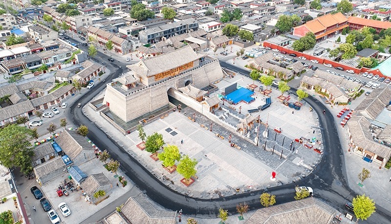 2022年9月8日，航拍河北正定古城陽(yáng)和樓與正定歷史文化街。