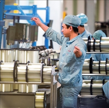 在位于武漢的長飛光纖光纜股份有限公司光纖生產(chǎn)車間內(nèi)，工作人員對光纖進(jìn)行檢測（資料圖片）。肖藝九攝/本刊