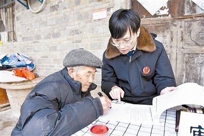  圖③：當事人簽署調解協(xié)議。