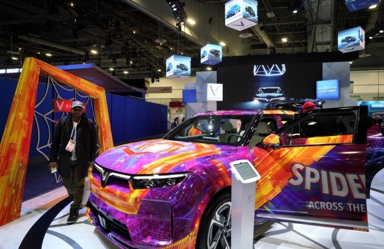 1月11日，人們在美國拉斯維加斯消費電子展越南電動汽車制造商VinFast展臺參觀。新華社記者吳曉凌攝