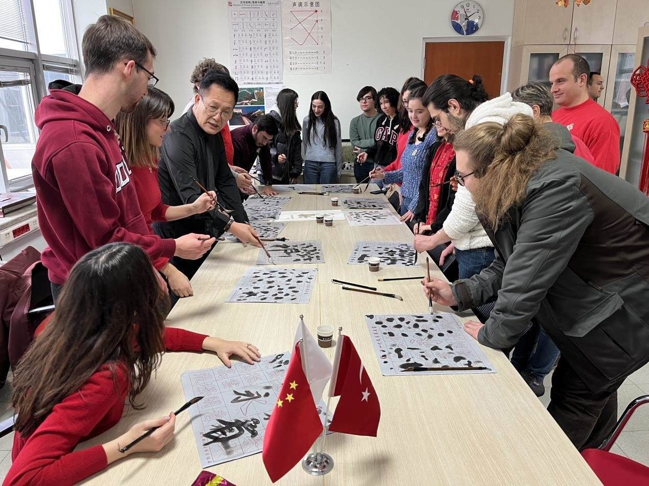 學(xué)生體驗(yàn)書(shū)法。中東技術(shù)大學(xué)孔院供圖