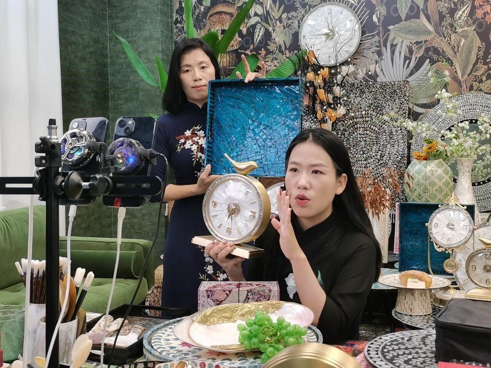 △在廣西防城港東興市一個電商直播間里，主播在進(jìn)行活動推介。