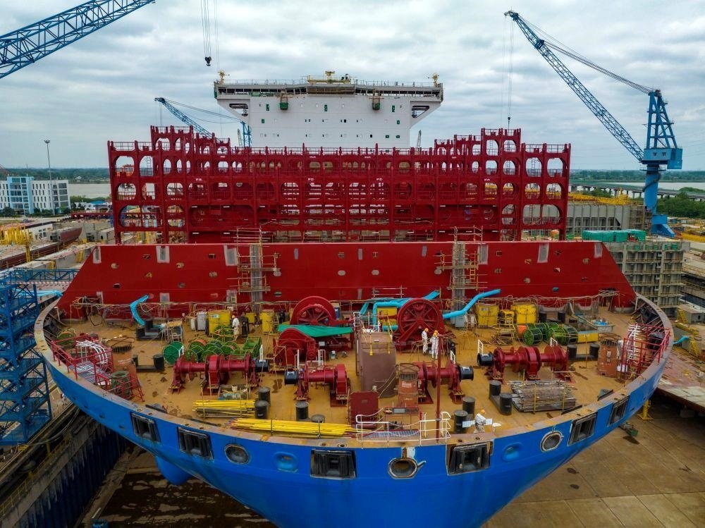 △2023年5月7日，江蘇揚(yáng)州中遠(yuǎn)海運(yùn)重工有限公司工人在作業(yè)。