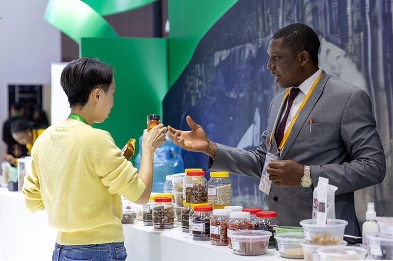 △2023年11月7日，在進(jìn)博會國家館尼日利亞館，展商介紹尼日利亞產(chǎn)品。
