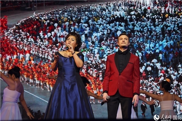 圖為中法藝術(shù)家聯(lián)袂演唱《我和你》。人民網(wǎng)記者 尚凱元攝
