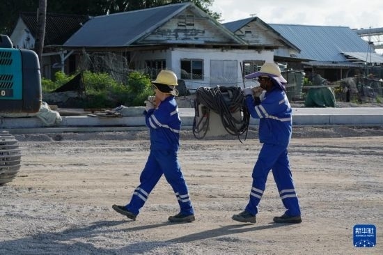 1月18日，工作人員在瑙魯艾沃港碼頭升級改造項目工地工作。新華社記者 王申 攝