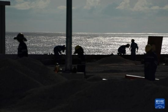 1月18日，工作人員在瑙魯艾沃港碼頭升級改造項目工地工作。新華社記者 王申 攝
