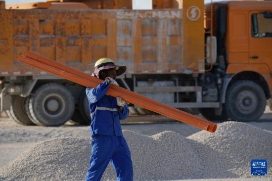 1月18日，工作人員在瑙魯艾沃港碼頭升級改造項目工地工作。新華社記者 王申 攝