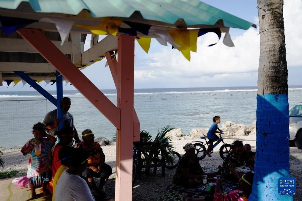 1月20日，當(dāng)?shù)厝嗽阼斠惶幒┬蓍e娛樂(lè)。新華社記者 王申 攝