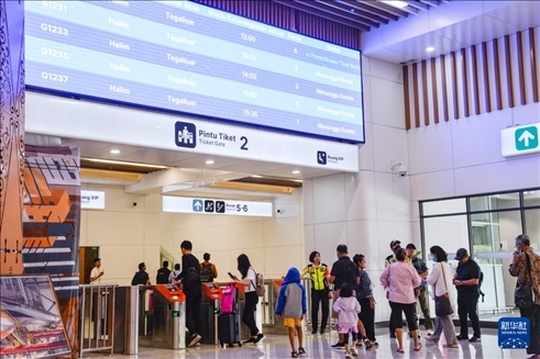 1月24日，在印度尼西亞雅加達(dá)哈利姆站候車大廳，乘客刷票前往站臺(tái)。新華社記者 徐欽 攝