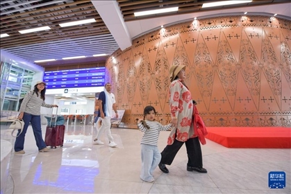 1月24日，在印度尼西亞雅加達(dá)哈利姆站，乘客在候車大廳內(nèi)行走。新華社記者 徐欽 攝