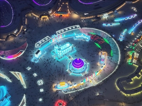 這是2023年12月27日在哈爾濱冰雪大世界拍攝的以巴黎圣母院和北京天壇為核心的冰建景觀群。