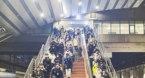 2024年鐵路春運今日啟動，旅客進入站臺準(zhǔn)備乘車。人民網(wǎng)記者 喬雪峰攝