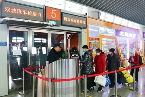 哈西公路客運站內(nèi)旅客檢票排隊上車。黑龍江省交通運輸廳供圖