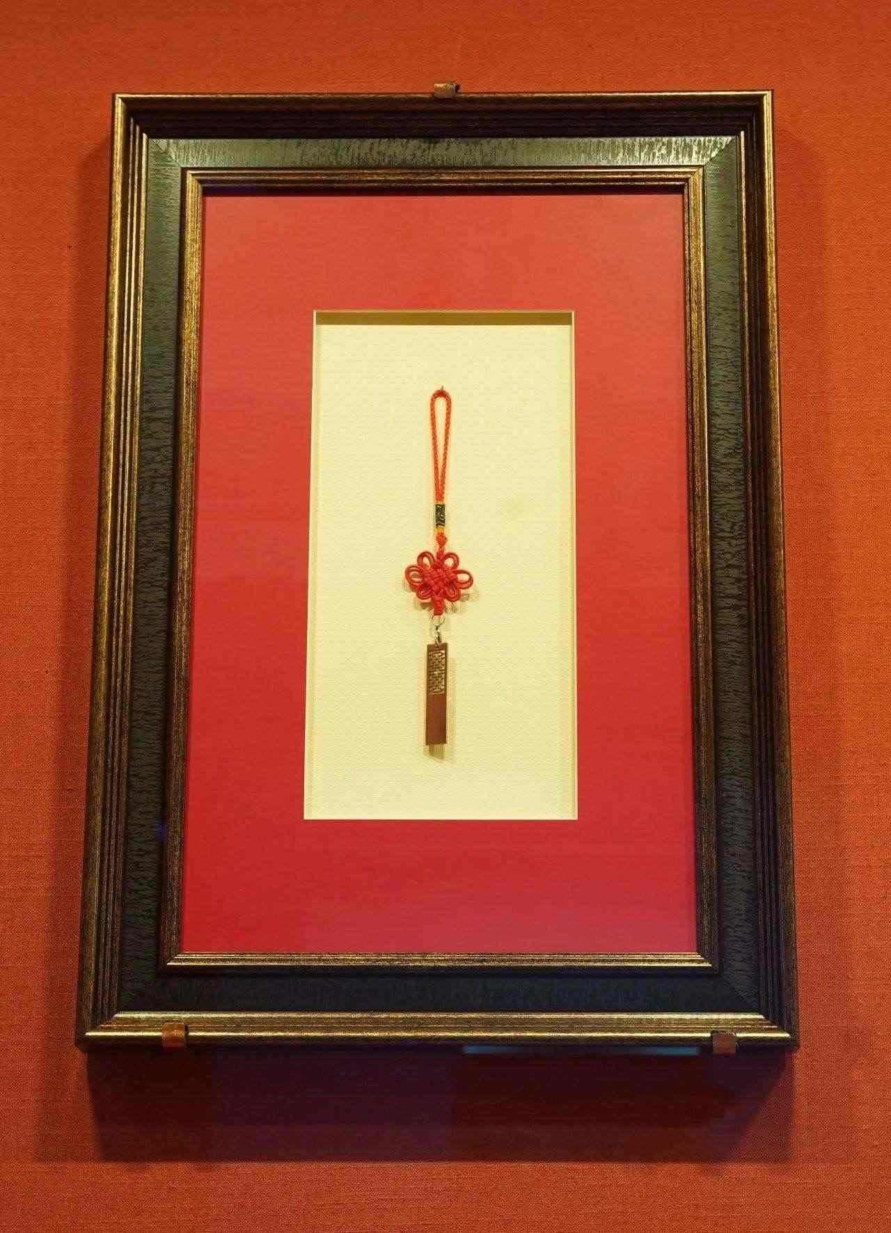 2017年5月，時任肯尼亞總統(tǒng)烏胡魯·肯雅塔贈送習近平主席的蒙內(nèi)鐵路紀念U盤。