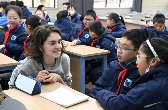  2023年12月18日，在西安新城區(qū)后宰門(mén)小學(xué)進(jìn)行的中法校園文化周法語(yǔ)語(yǔ)言沙龍上，西安法語(yǔ)聯(lián)盟的老師與學(xué)生進(jìn)行互動(dòng)。新華社記者 劉瀟 攝