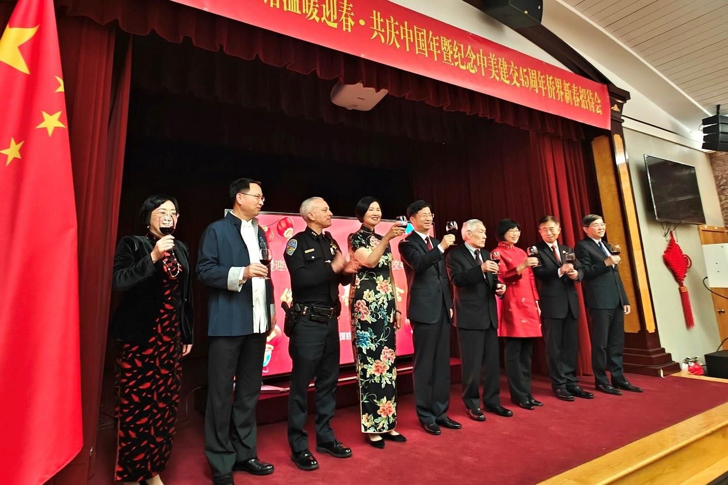 僑胞代表與駐舊金山總領(lǐng)館官員合影。主辦方供圖