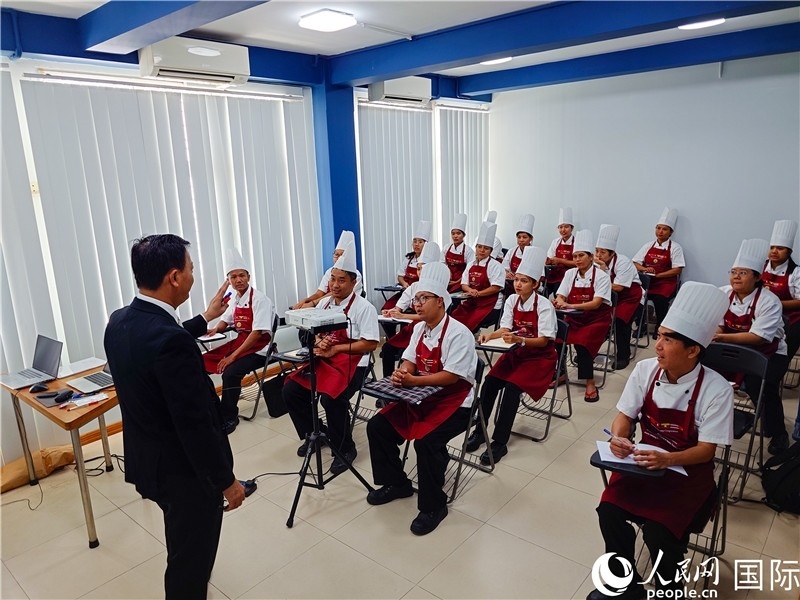 教師向?qū)W員授課。人民網(wǎng)記者 謝佳君攝