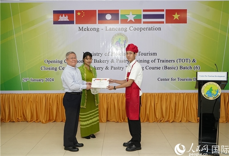 潘峰參贊向?qū)W員頒發(fā)證書。人民網(wǎng)記者 謝佳君攝