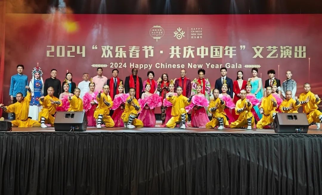 全體嘉賓和演員合影。中國駐南非大使館供圖