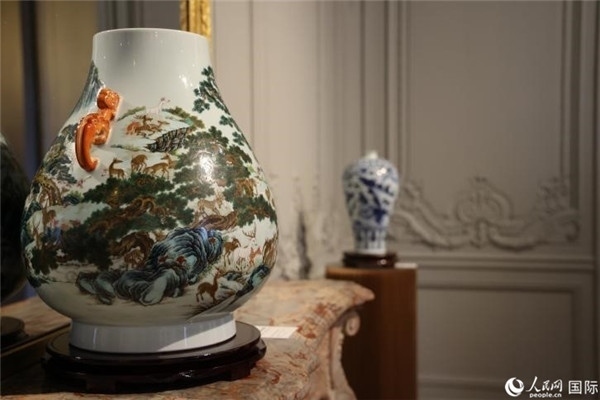 嘉賓和公眾參觀“絲路瓷行”——中國景德鎮(zhèn)陶瓷文化特展。人民網(wǎng)記者 尚凱元攝