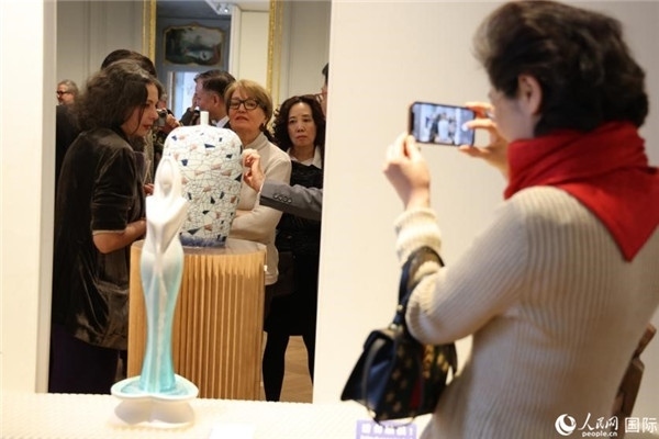 嘉賓和公眾參觀“絲路瓷行”——中國景德鎮(zhèn)陶瓷文化特展。人民網(wǎng)記者 尚凱元攝