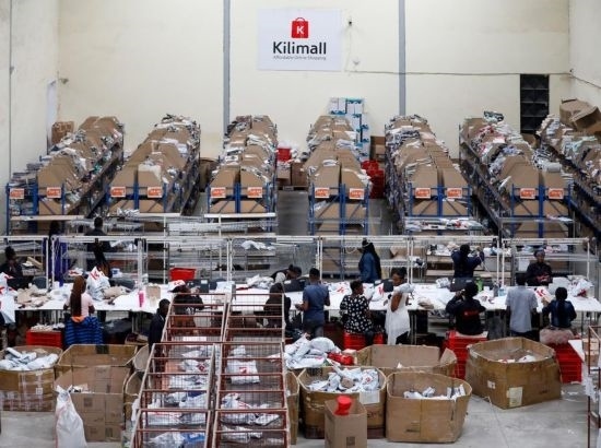 2023年11月11日，在肯尼亞姆洛隆戈，Kilimall員工在倉(cāng)庫(kù)內(nèi)工作。新華社記者 李亞輝 攝