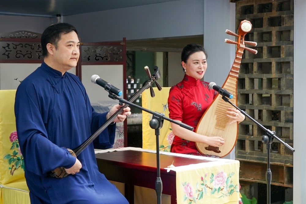 評(píng)彈藝人在蘇州平江路上的一家評(píng)彈店內(nèi)進(jìn)行表演（2023年7月7日攝）。新華社記者 李博 攝