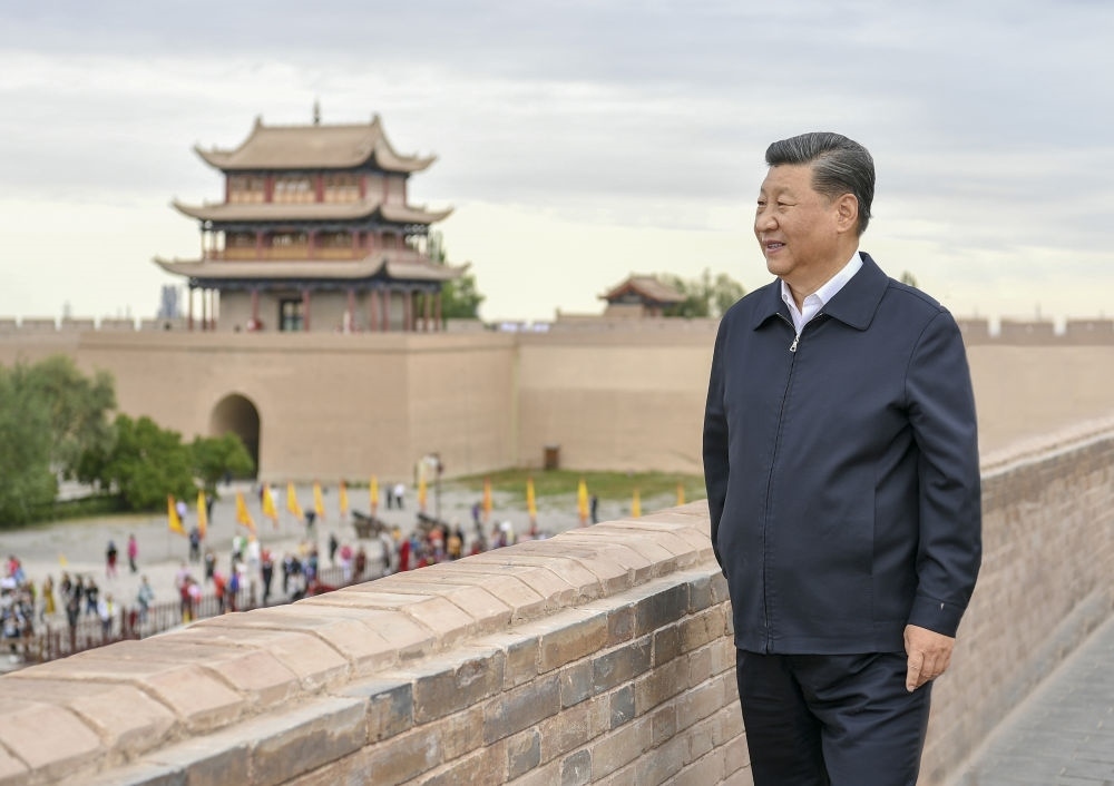 2019年8月20日上午，習(xí)近平來到嘉峪關(guān)關(guān)城，登上城樓察看關(guān)城整體面貌，聽取河西走廊長(zhǎng)城、關(guān)隘歷史文化情況介紹。新華社記者 謝環(huán)馳 攝