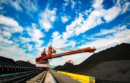 國家能源集團(tuán)黃驊港煤堆場堆料機(jī)正在作業(yè)。受訪者供圖