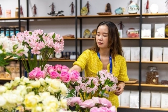 2023年7月1日，在位于湖南省長(zhǎng)沙市的湖南高橋大市場(chǎng)，中非經(jīng)貿(mào)博覽會(huì)常設(shè)展館展區(qū)肯尼亞館工作人員在整理產(chǎn)自非洲的鮮花。新華社記者 陳思汗 攝