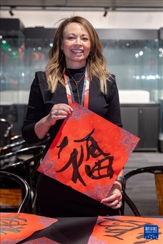 1月28日，在上海豫園舉行的民俗活動(dòng)上，美國馬斯卡廷初中校長(zhǎng)珍妮弗·李·弗里德利展示自己寫下的“福”字。 新華社記者 王翔 攝