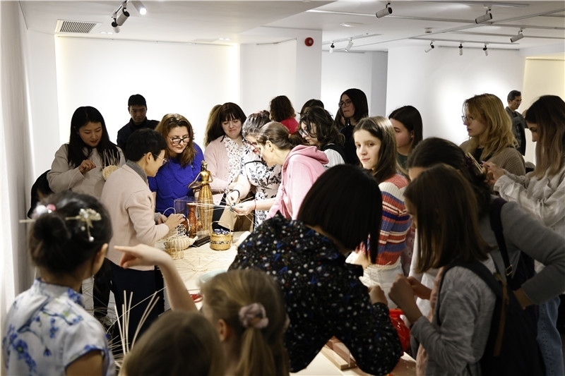 羅馬尼亞觀眾體驗安溪竹藤編技藝。 布加勒斯特中國文化中心供圖