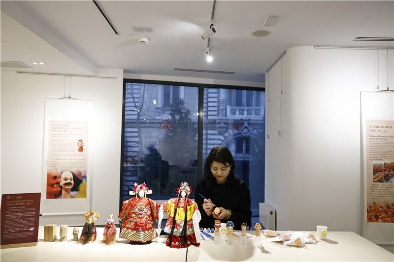 中國泉州的非遺大師制作江加走木偶頭雕刻。 布加勒斯特中國文化中心供圖_副本