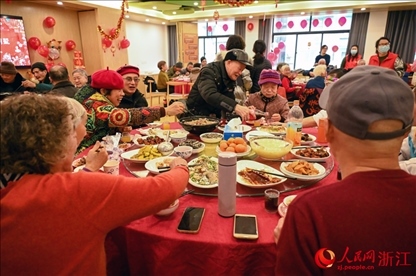 老人們享用公益年夜飯。人民網(wǎng)記者 葉賓得攝