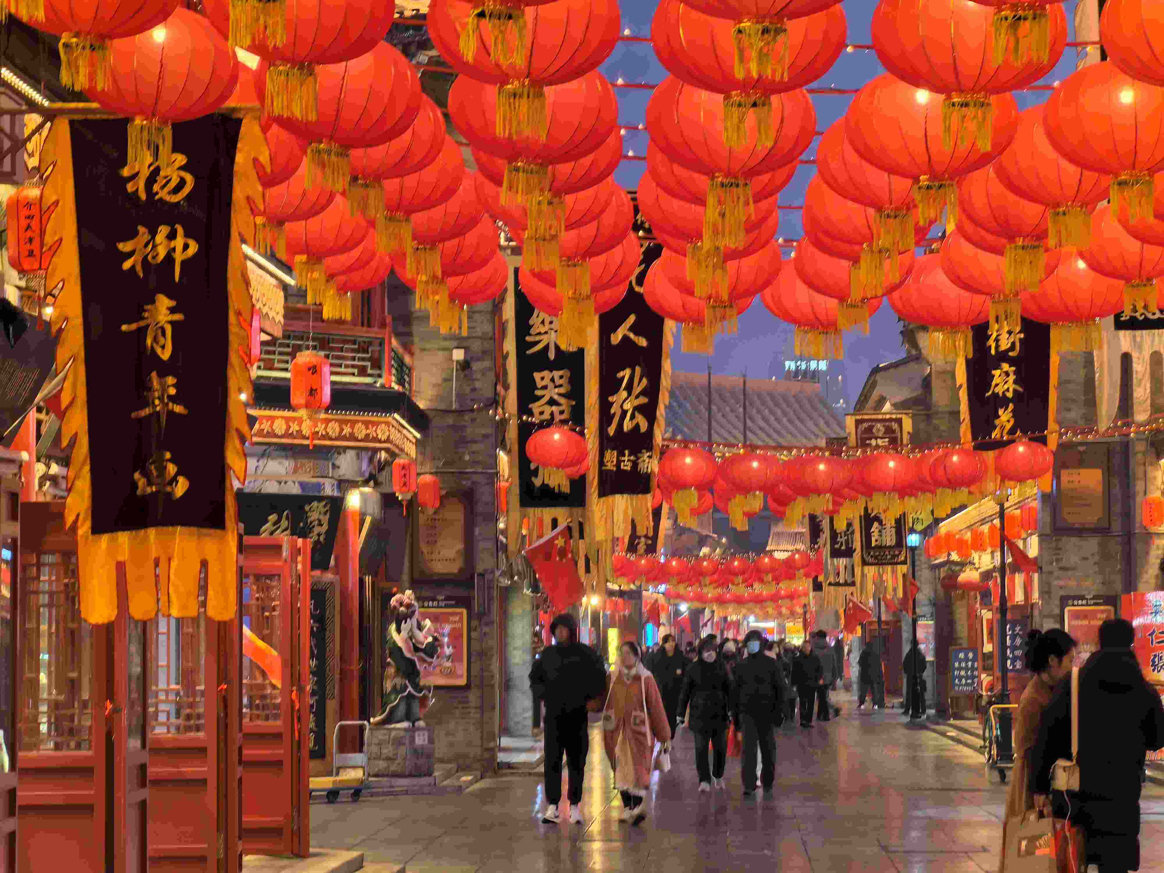 △春節(jié)臨近，古文化街上年味兒漸濃。（總臺(tái)央廣記者潘毅拍攝）