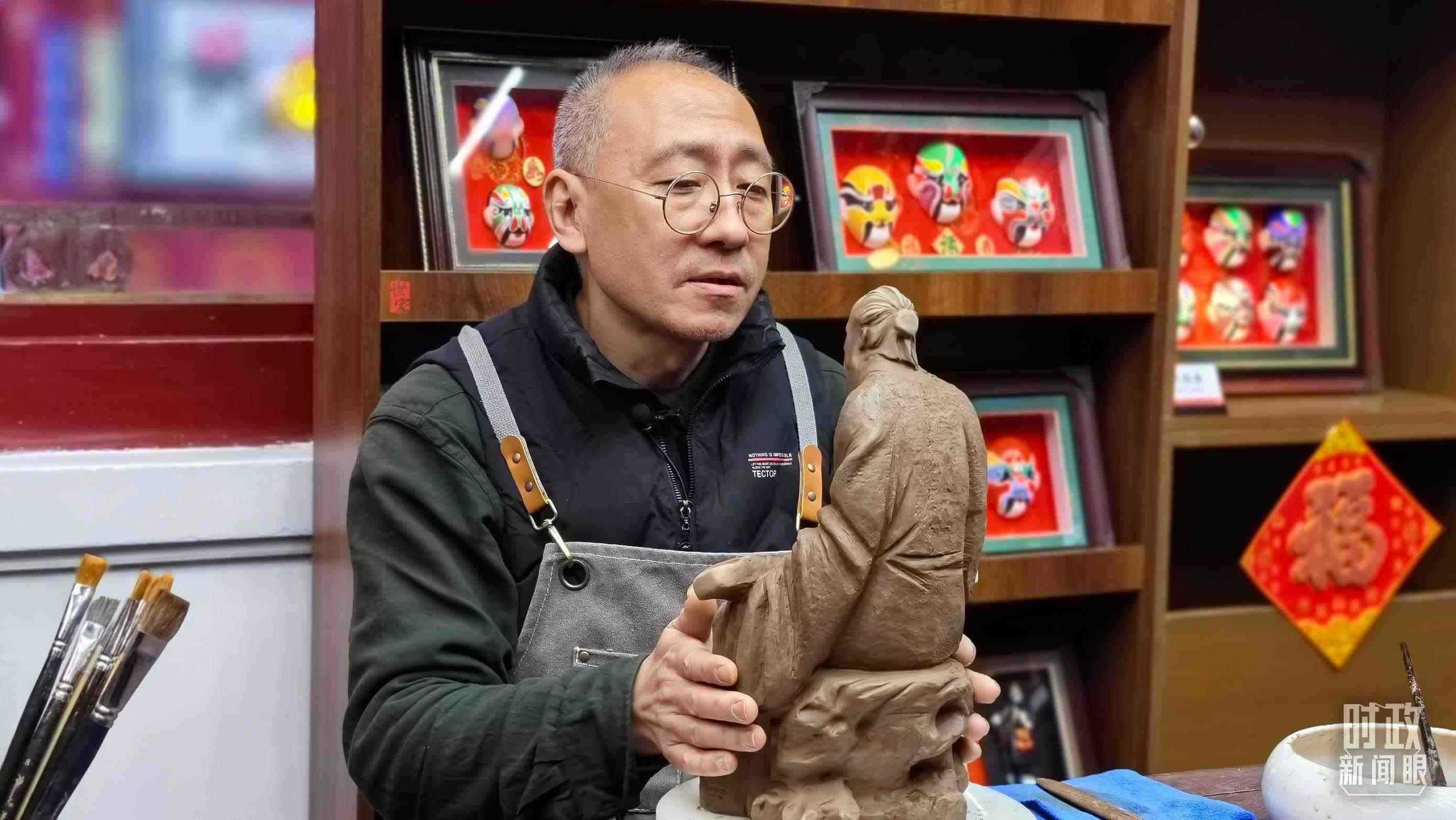 △“泥人張”的匠人正在雕塑。（總臺(tái)央視記者潘毅拍攝）