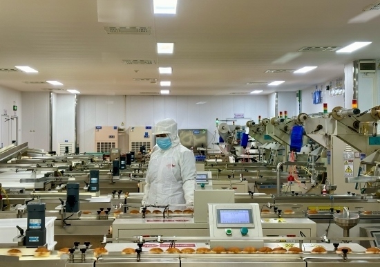 盼盼5G智慧工廠生產(chǎn)線正在進(jìn)行產(chǎn)品質(zhì)檢。人民網(wǎng)記者 金慧慧攝