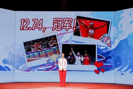 “何以中國·向海泉州”網(wǎng)絡(luò)主題活動(dòng)現(xiàn)場，林雨薇講述奪冠經(jīng)歷。泉州廣播電視臺(tái)供圖