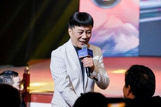 “何以中國·向海泉州”網(wǎng)絡(luò)主題活動(dòng)現(xiàn)場(chǎng)，陳百潭演出時(shí)與觀眾互動(dòng)。泉州廣播電視臺(tái)供圖